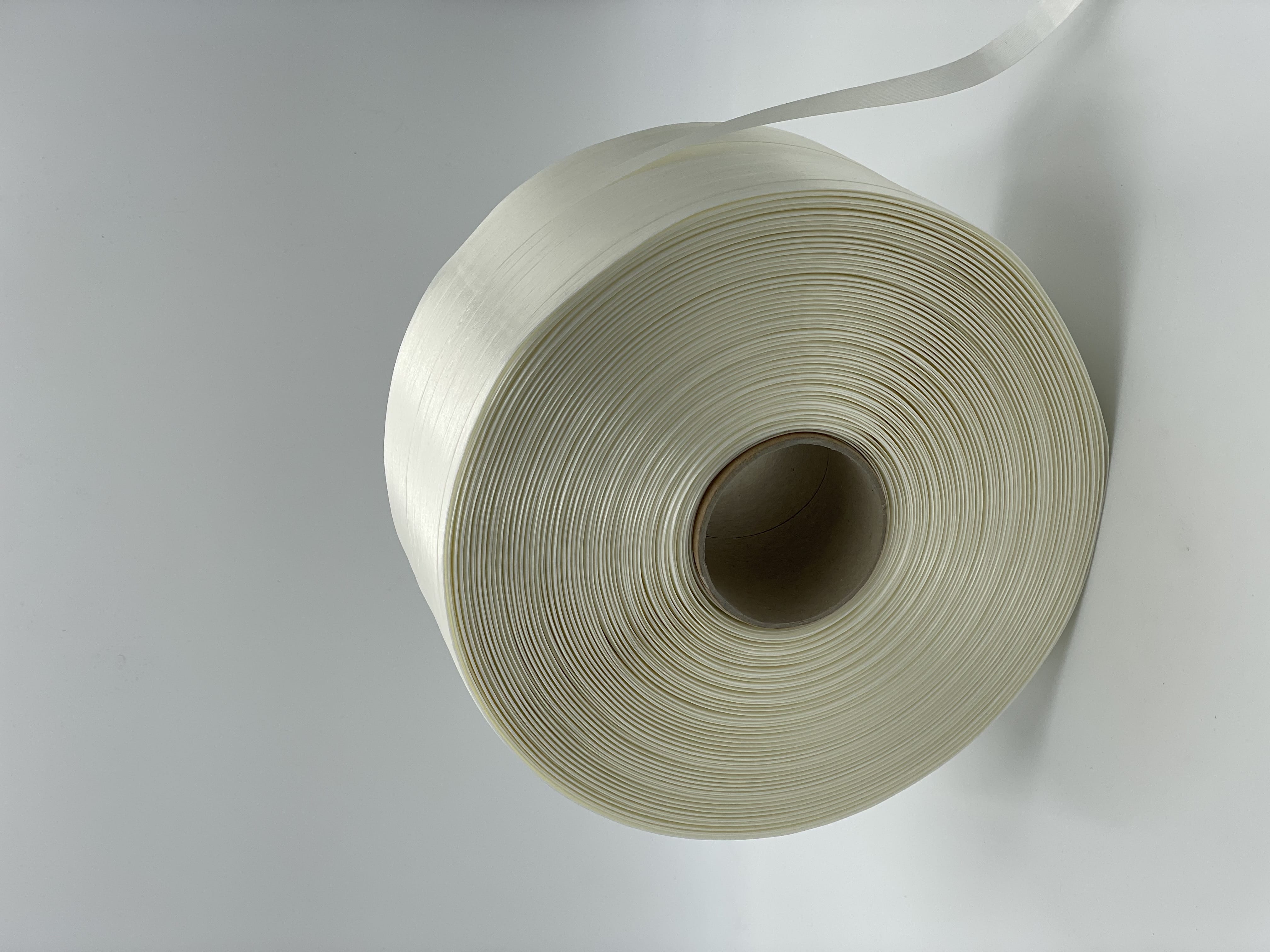Kunststoffumreifungsbänder aus verklebten Polyesterfäden (Polyesterspannbänder)